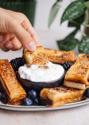 Vegane French Toast Sticks mit Erdnussbutter & Marmelade