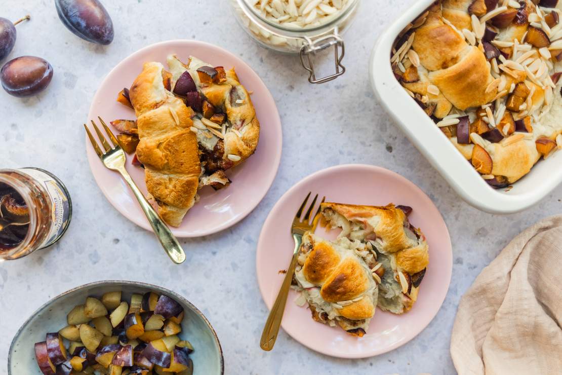 R670 Veganer Croissant-Auflauf mit Zwetschgen