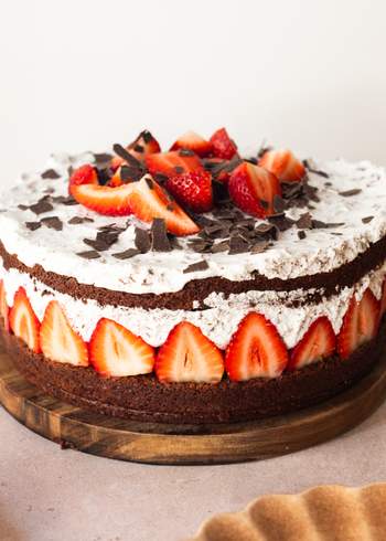 Vegane Erdbeer-Stracciatella-Torte