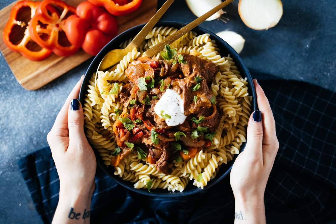 R445 Veganes Gulasch mit Seitan & Nudeln
