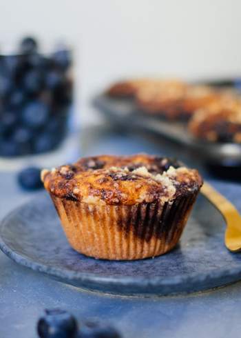 Vegan blueberry muffins with crumbles