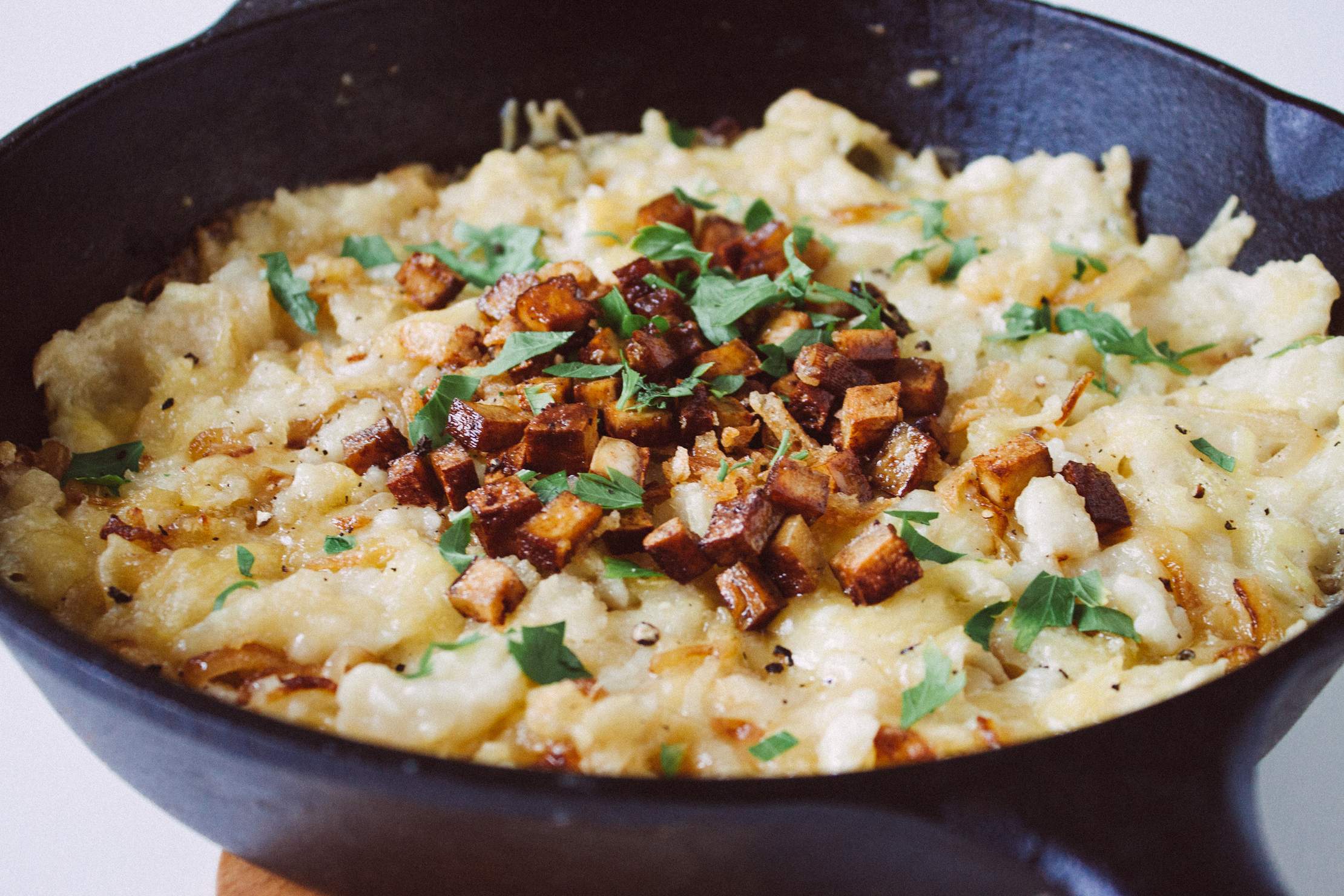 Vegane Käsespätzle | Klassisches Rezept mit Zwiebeln - Zucker&amp;Jagdwurst