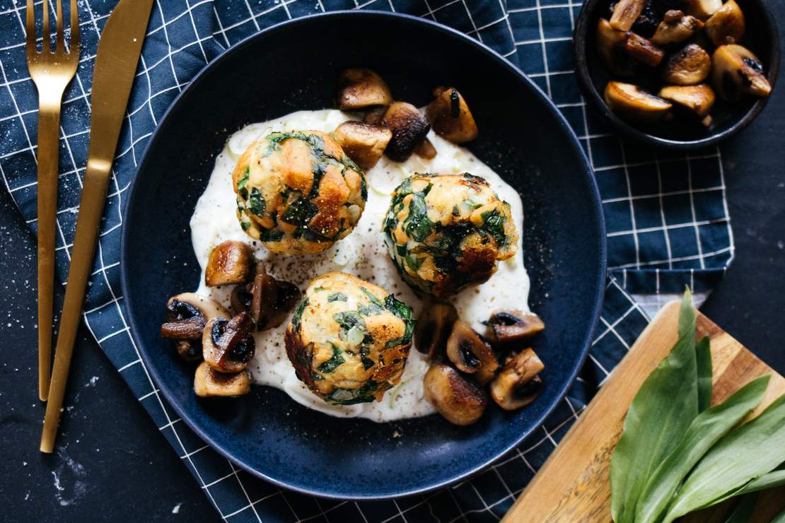 R500 Vegane Bärlauchknödel mit Lauch-Sahne-Sauce