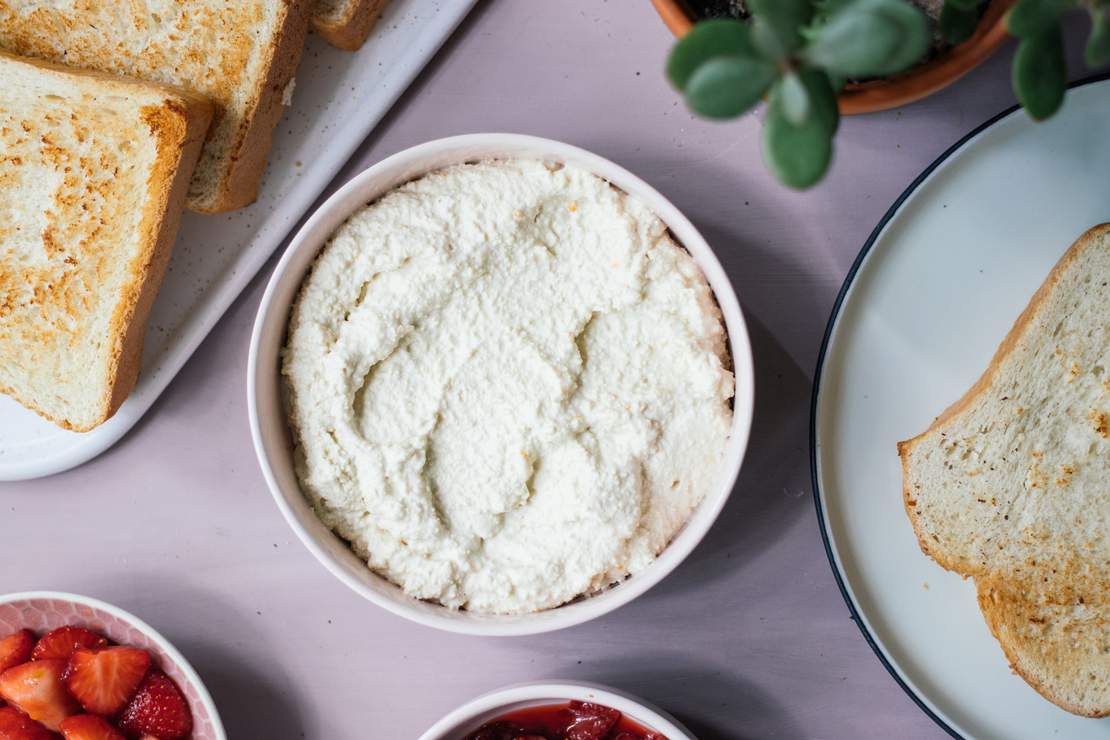 R525 Vegan Roasted Strawberries and Ricotta Breakfast Toasts