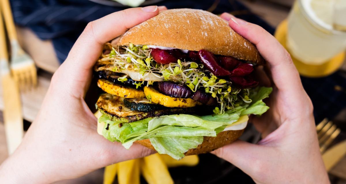 Veganer Grillgemüseburger mit eingekochten Kirschen - Zucker&Jagdwurst