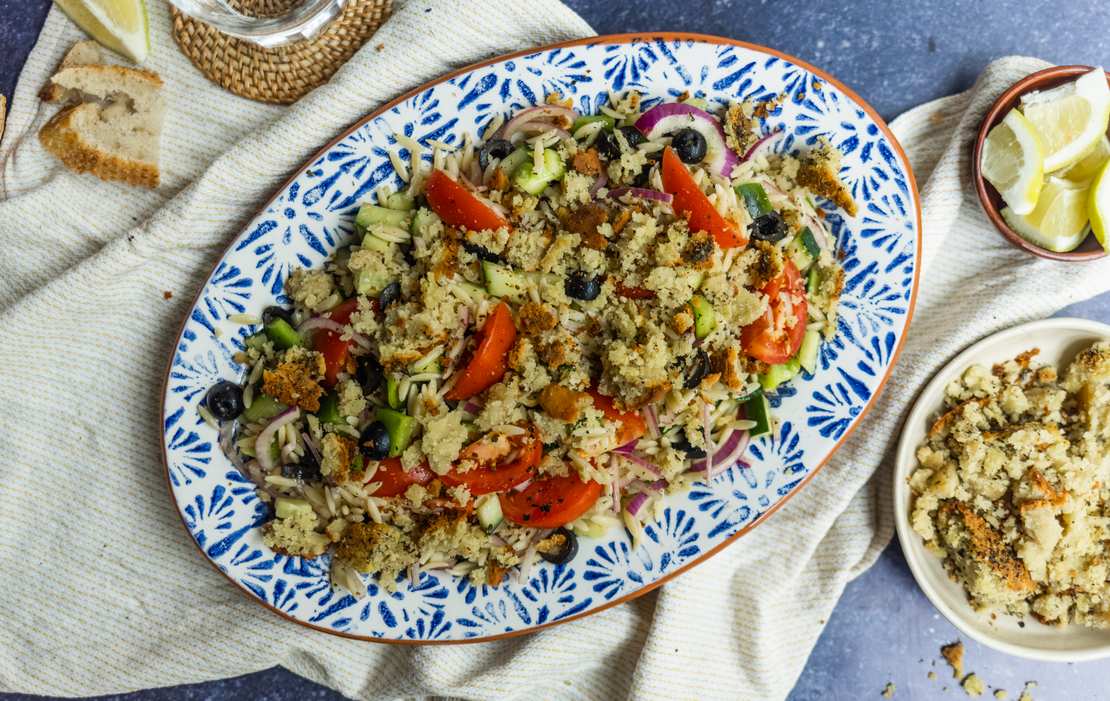 Veganer Griechischer Salat mit Feta aus Nüssen