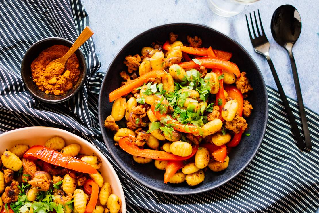 R570 Vegan Pan-fried Gnocchi with Vegan “Minced Meat“ & Bell Peppers
