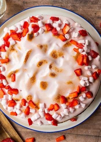 Veganer Erdbeer-Cheesecake mit Marshmallowcreme 