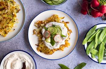 Spitzkohl-Rösti mit Sour-Cream und Radieschen-Gurken-Zuckerschoten-Salat