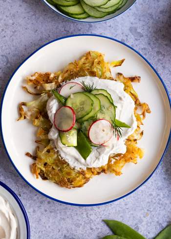 Spitzkohl-Rösti mit Sour-Cream und Radieschen-Gurken-Zuckerschoten-Salat
