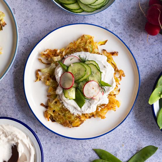 Spitzkohl-Rösti mit Sour-Cream und Radieschen-Gurken-Zuckerschoten-Salat