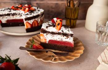 Vegane Erdbeer-Stracciatella-Torte