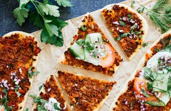Vegane türkische Pizza mit Kräutersoße