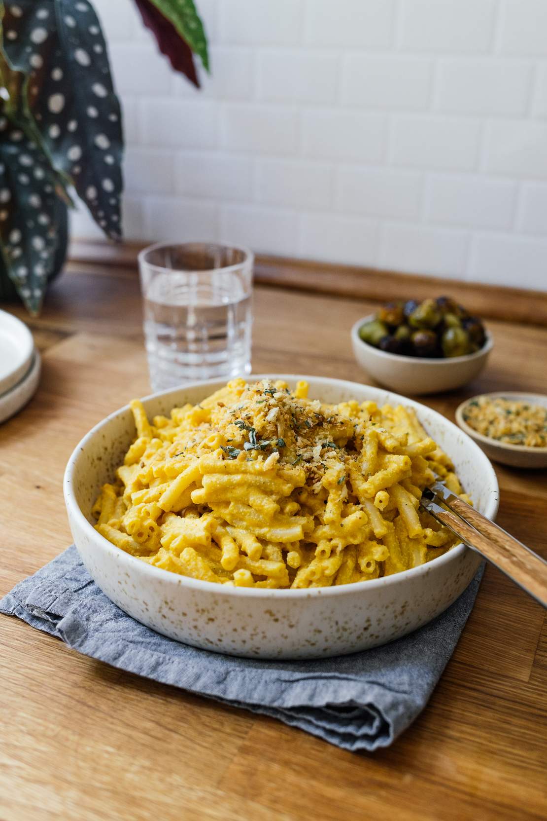 R568 Vegane Kürbis Mac and Cheese mit gebackenem Rosenkohl