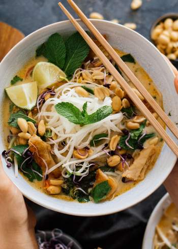 Vegane Thai-Kokos-Suppe mit „Hühnchen“