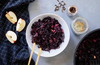 Simple, fruity red cabbage