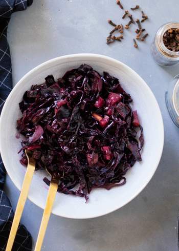 Simple, fruity red cabbage