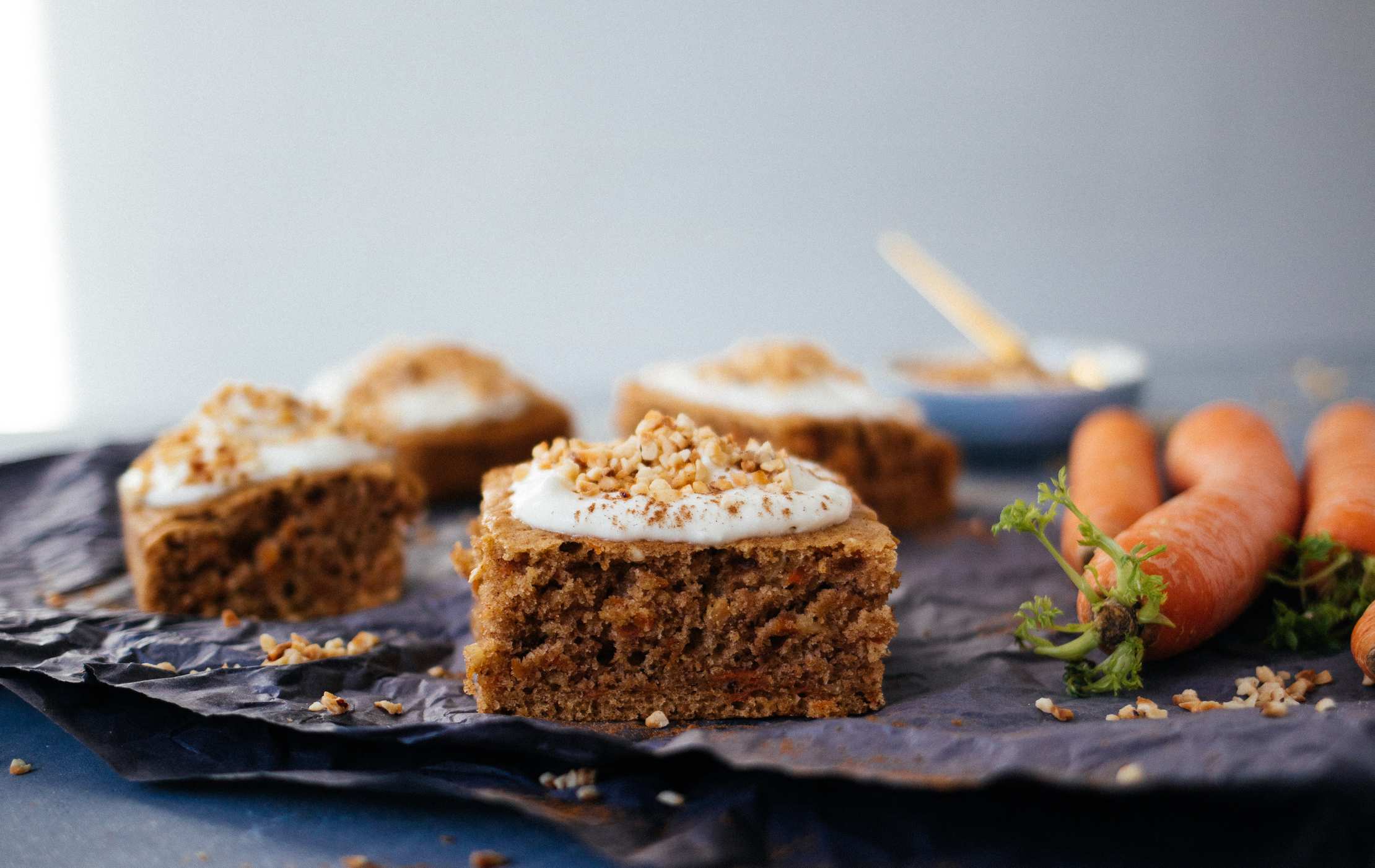 Veganer, Fluffiger Karottenkuchen Mit Frischkäsetopping - Zucker&Jagdwurst