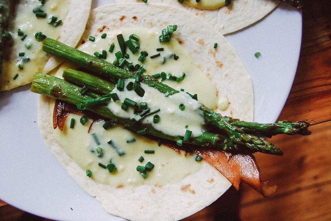 R17 Taco mit Spargel & veganer Sauce Hollandaise