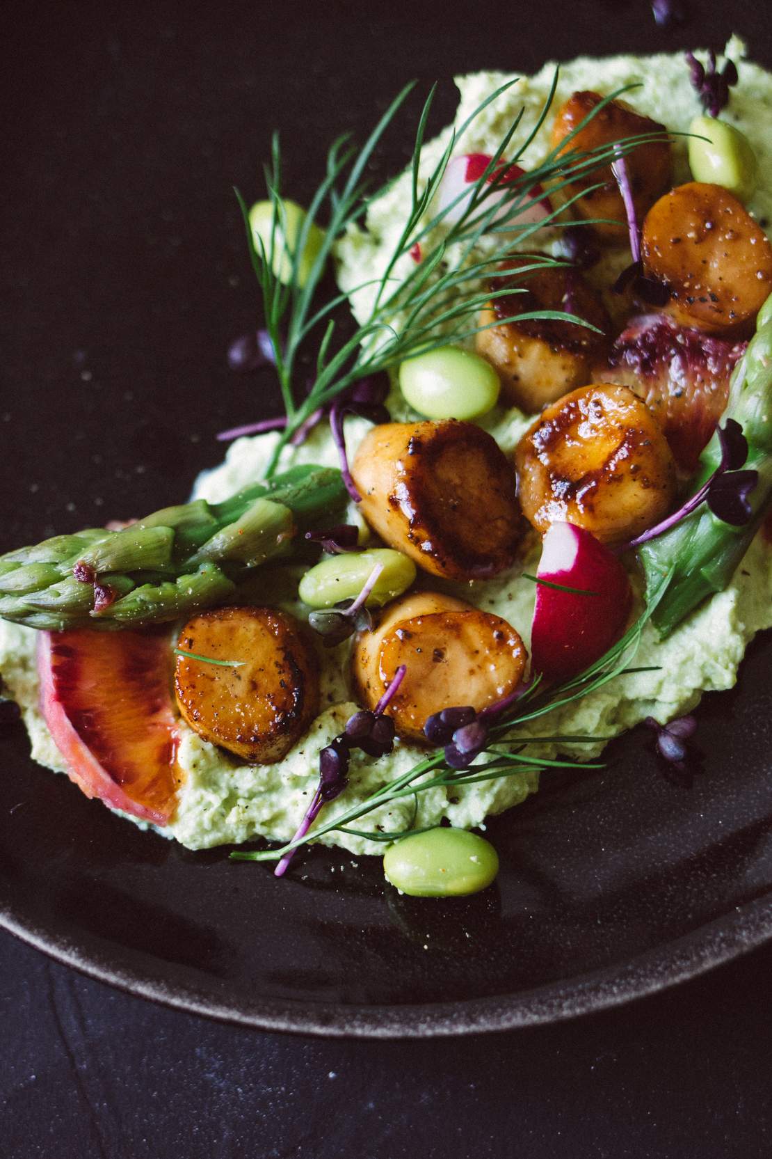 R252 Pilz-Scallops mit grünem Spargel