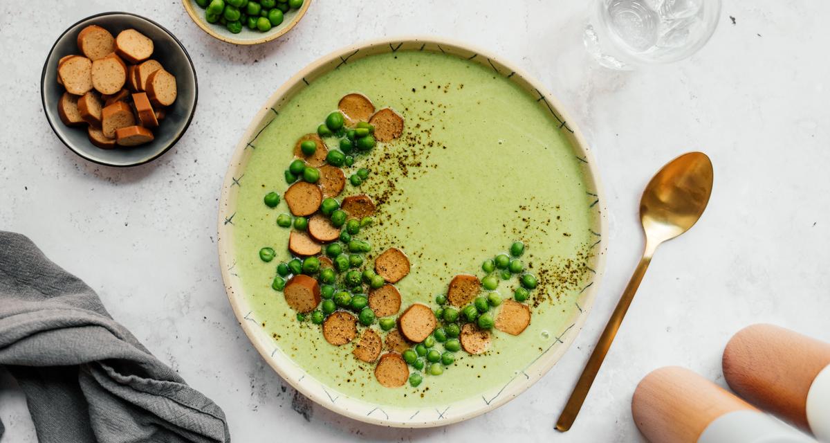 5-ingredient Vegan Pea Soup - Vibrant plate