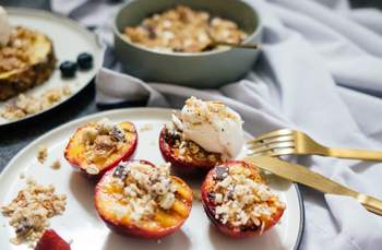 Grilled fruits with cereal crumble