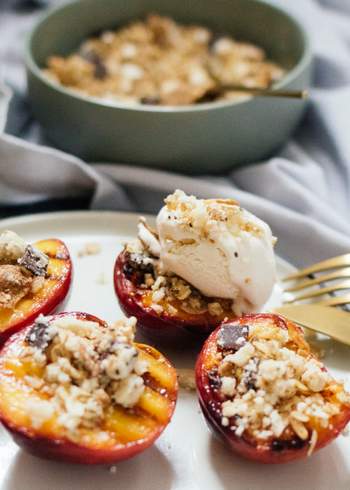 Grilled fruits with cereal crumble