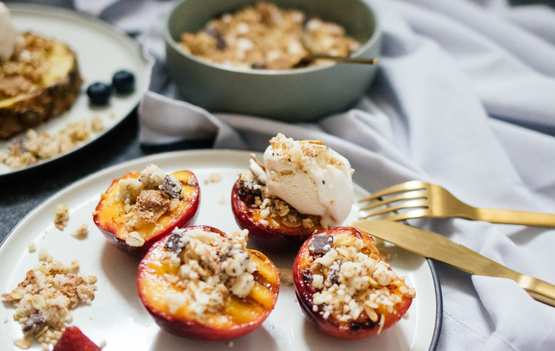 Gegrillte Früchte mit Müsli-Crumble - Zucker&amp;Jagdwurst