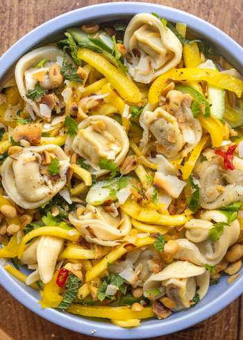 Sommerlicher Tortellini-Mango-Salat mit Limettendressing 