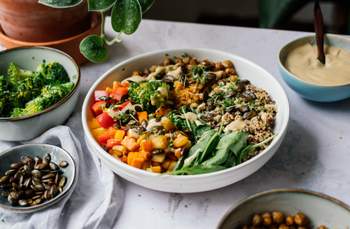 Gemüse Bowl mit Quinoa, Linsen, Sesamdressing & knusprigen Kichererbsen