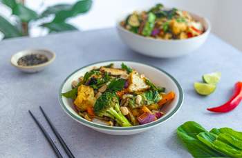 Schnelle One Pot Udon-Nudeln mit Ingwer-Gemüse und Tofu