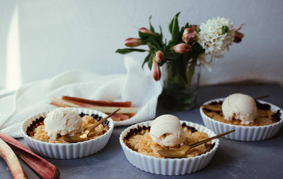 Veganer Rhabarber-Crumble mit Vanilleeis - Zucker&amp;Jagdwurst