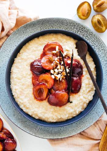Vegan rice pudding with plum compote