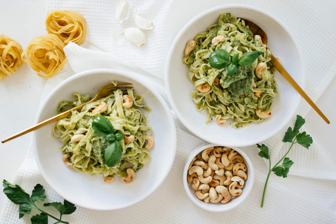 R242 Pasta in green basil-cashew-pesto