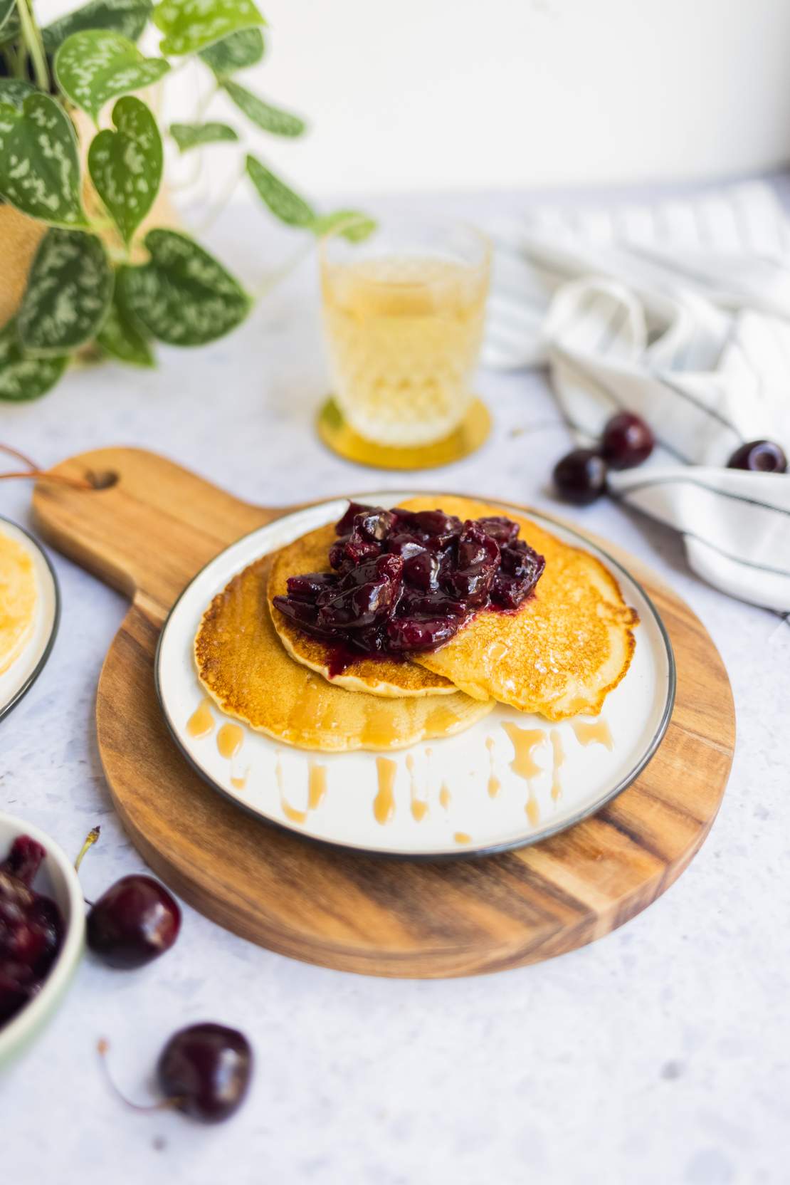 R609 Vegane Buttermilch-Plinsen mit Kirsch-Kompott