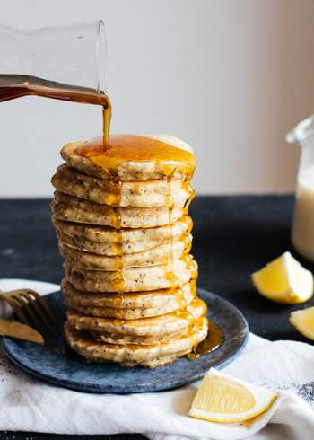 Vegane Hafer-Pancakes mit Zitrone & Mohn