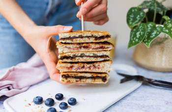 Vegane gefüllte Pancakes mit Schokolade und Marmelade