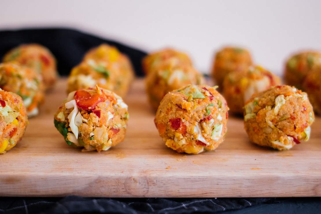 R488 Vegane Köttbullar (Grönsaksbullar) mit Rahmsoße