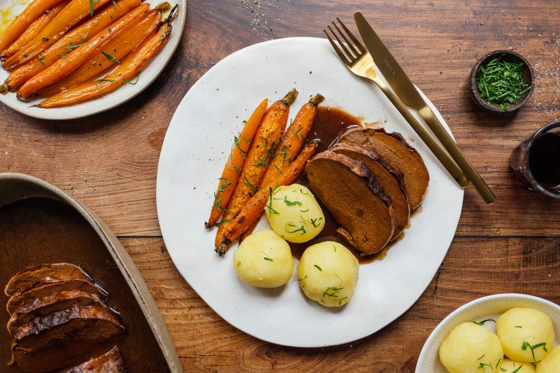 R829 Veganer Seitanbraten mit Bratensoße und weihnachtlichen Beilagen