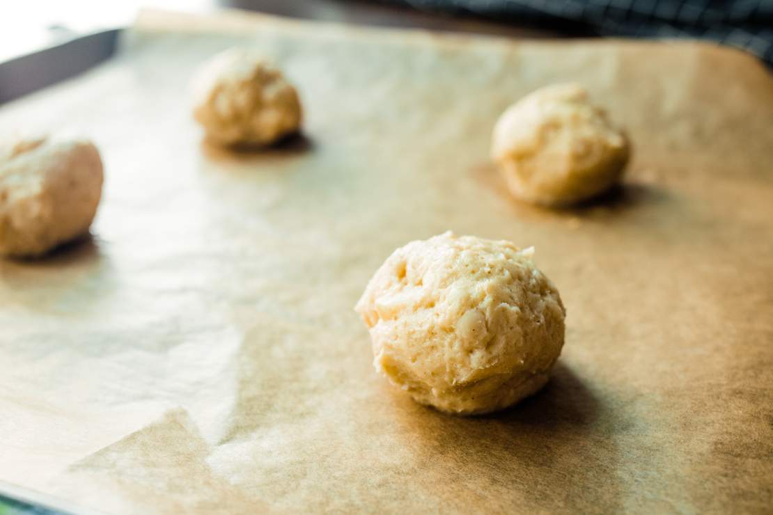 R657 Vegan White Chocolate Macadamia Cookies