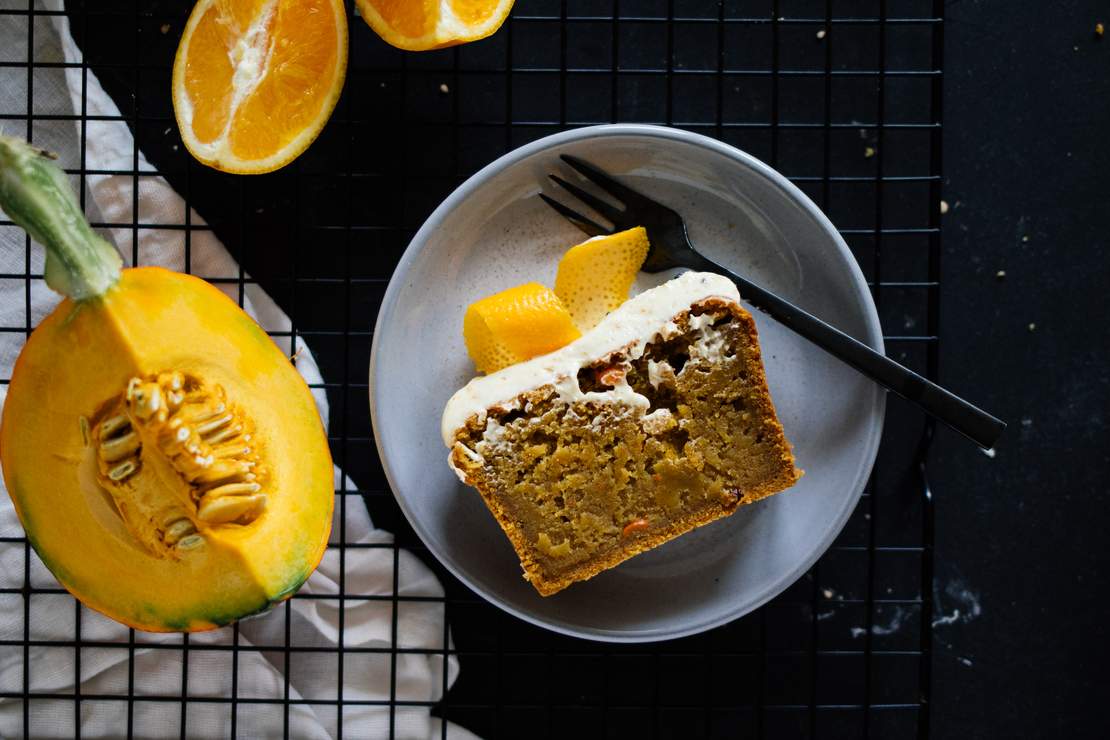 R438 Veganer Kürbiskuchen mit Tahini-Orangenglasur