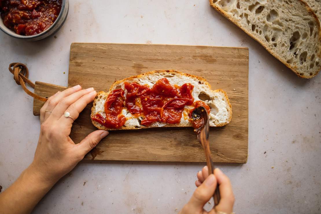 R671 Veganes Frühstücks-Grilled-Cheese mit Tomatenmarmelade