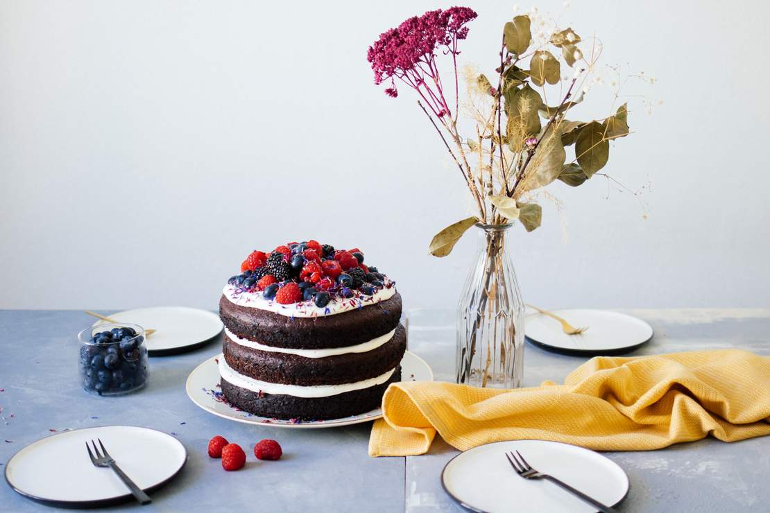 R387 Simple, vegan chocolate cake with berries