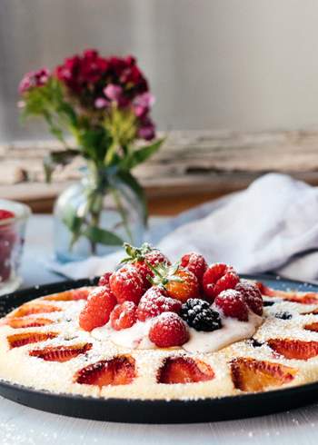 Quick, vegan Deep Dish Pancake with berries