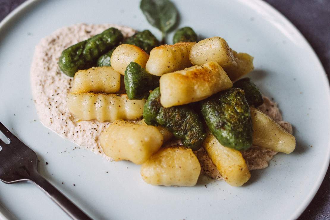 R212 Vegane Gnocchi in Walnusssoße und Salbeibutter