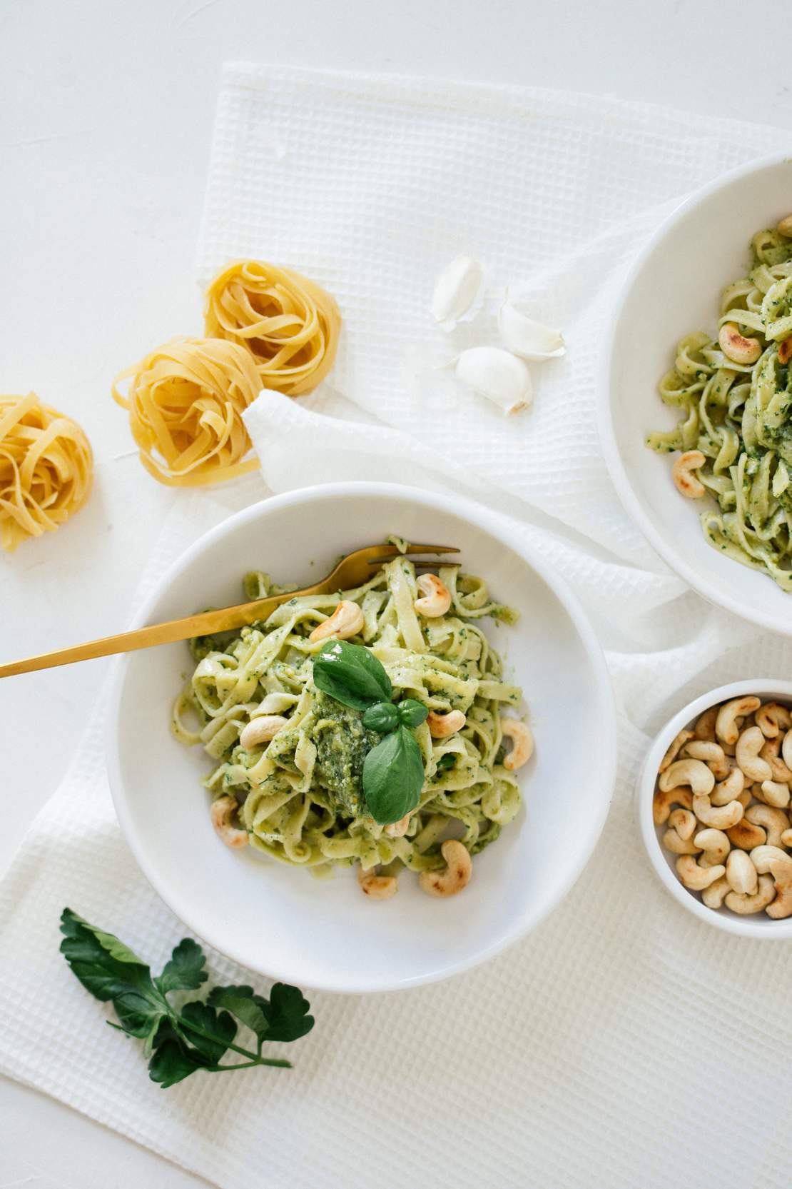 R242 Pasta in green basil-cashew-pesto