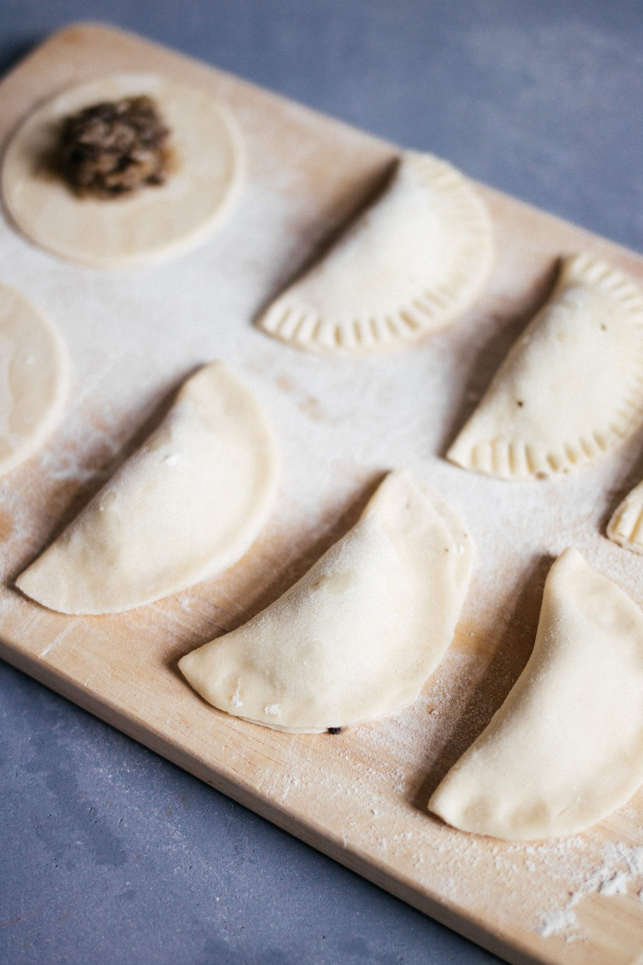 Vegane, polnische Piroggen mit Sauerkraut &amp; Pilzen - Zucker&amp;Jagdwurst