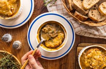 Vegane französische Zwiebelsuppe mit Steinpilzen