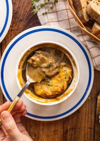 Vegane französische Zwiebelsuppe mit Steinpilzen