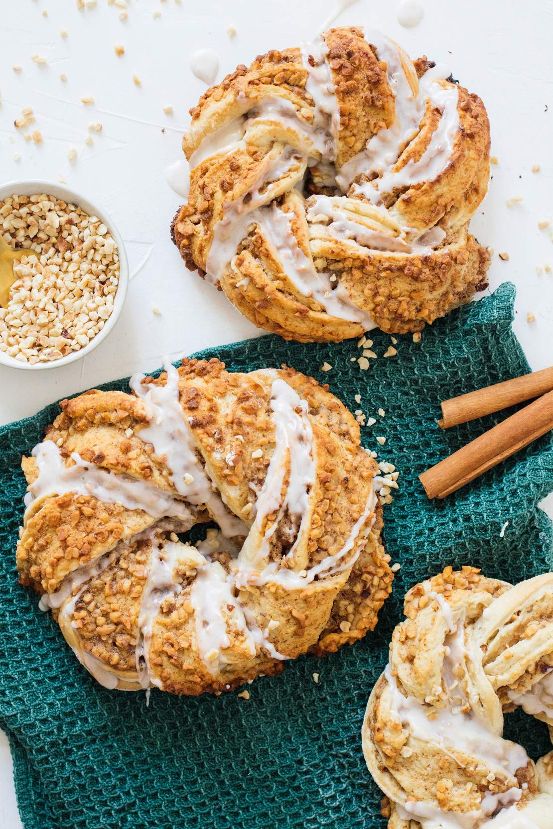R251 Veganer Hefezopf mit Nussfüllung